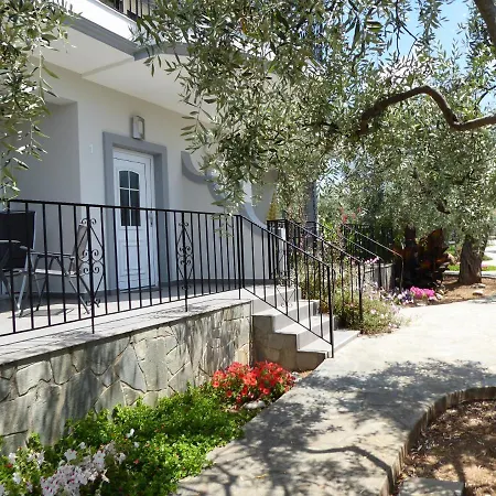 Oleander Apartment *